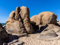 Riesige Granitgruppe am Atlantikstrand